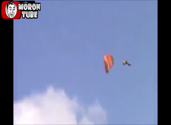 Video :An amazing fall is survived by a Brazilian paraglider